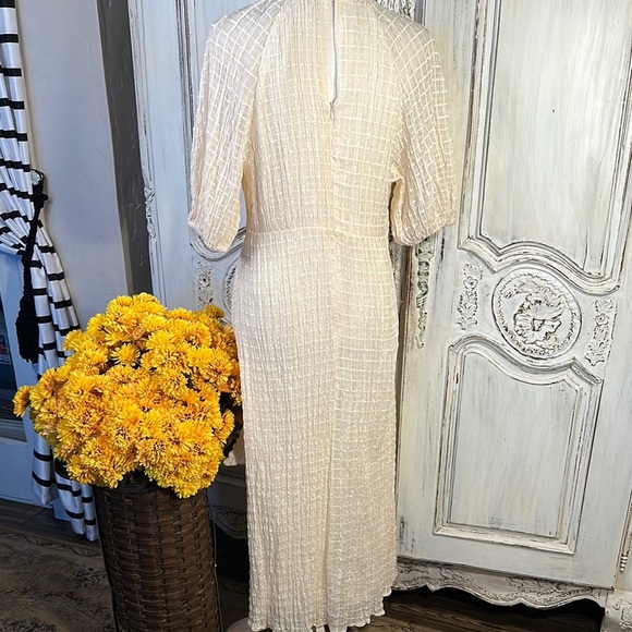 ASTR the Label Elegant Cream Textured Puff Sleeve Dress with Cutout and Tie - Picture 10 of 12
